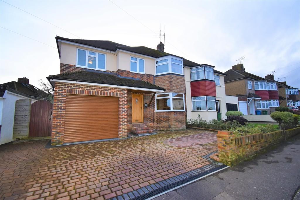 Gillian Avenue, Aldershot 4 bed semidetached house £485,000