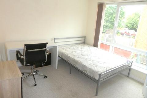 4 bedroom terraced house to rent, Denewell Avenue, Grove Village, Manchester