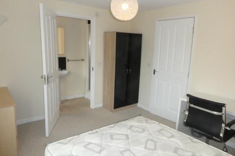 4 bedroom terraced house to rent, Denewell Avenue, Grove Village, Manchester