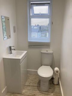 Studio to rent, Elmhurst Drive, London, E18