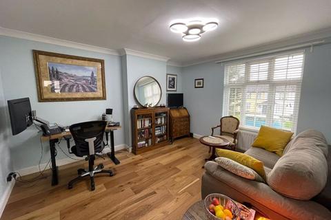 Flat 2, 17 Crispin Road, Edgware, HA8 9EN