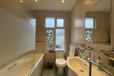 Flat 2, 17 Crispin Road, Edgware, HA8 9EN