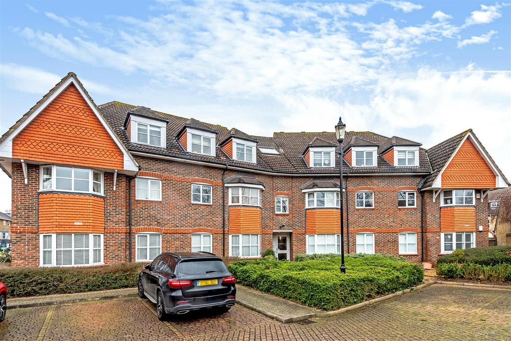 Hayward Road, Thames Ditton 3 bed flat £500,000