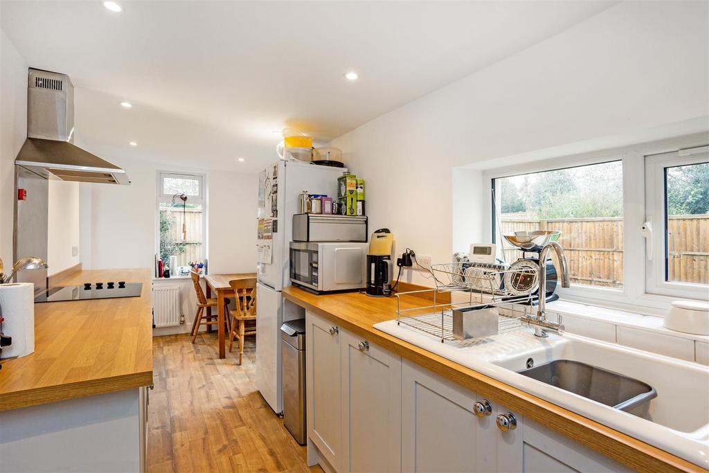 Oriental Road, Sunninghill 3 bed semidetached house £1,350 pcm (£312 pw)
