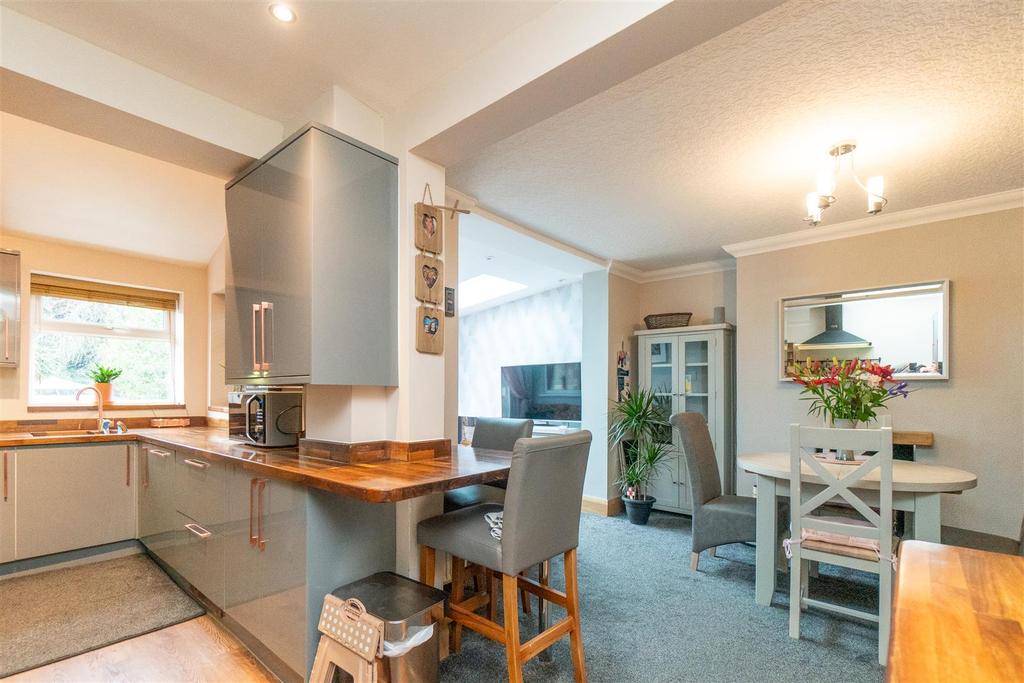 Roland Avenue, Wilford, Nottingham 3 bed semidetached house £290,000