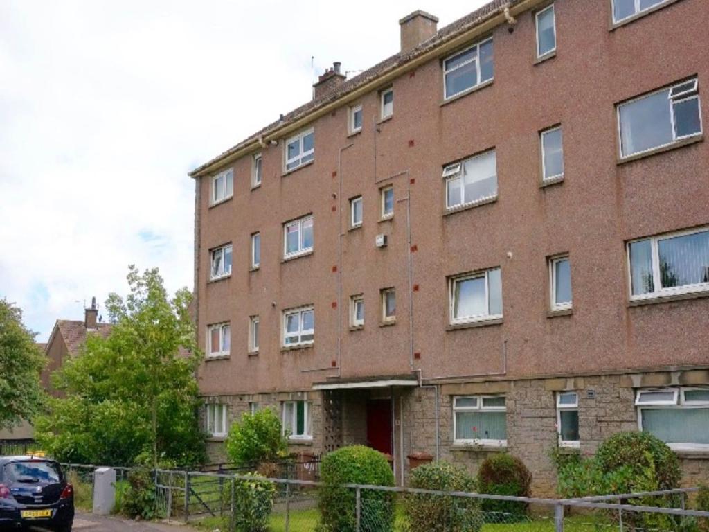 Durar Drive, Clermiston, Edinburgh 2 bed flat £700 pcm (£162 pw)
