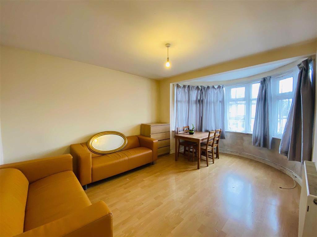 Kenton Park Crescent, Harrow, Middlesex 3 bed flat £1,600 pcm (£369 pw)