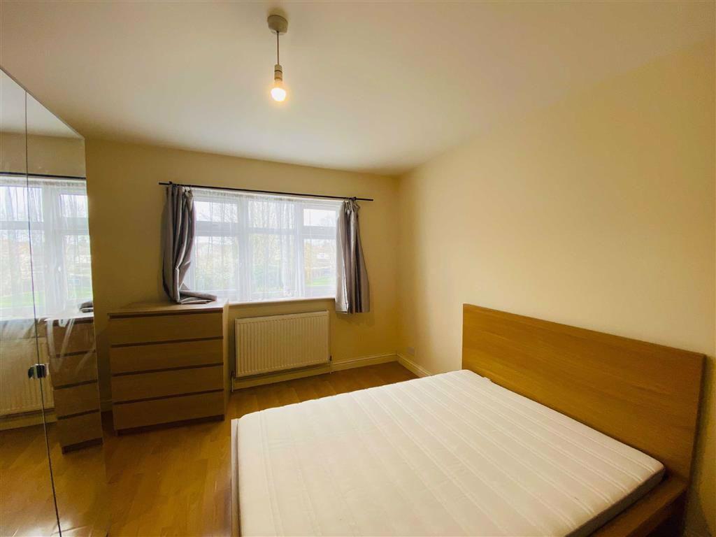 Kenton Park Crescent, Harrow, Middlesex 3 bed flat £1,600 pcm (£369 pw)