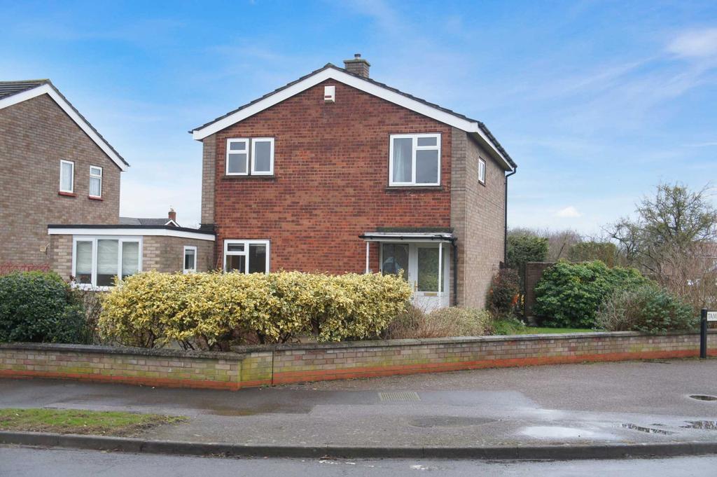 Waveney Avenue, Bedford 3 bed detached house - £300,000