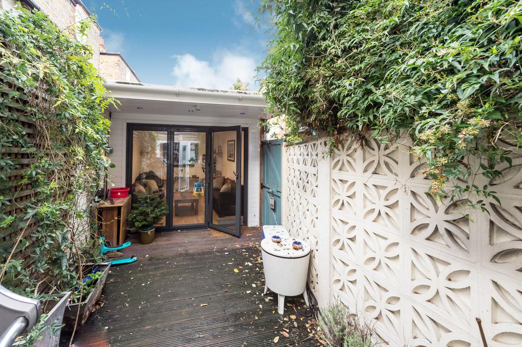 North Street, Clapham, London, SW4 3 bed house £2,383 pcm (£550 pw)