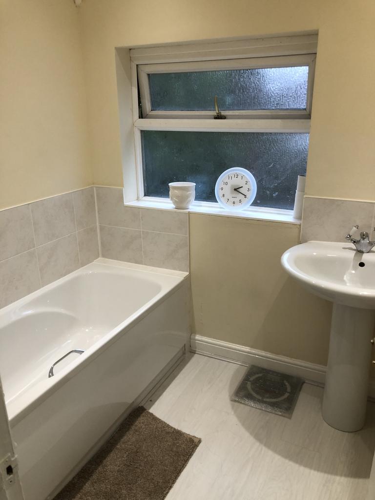 129 Barrows lane bathroom