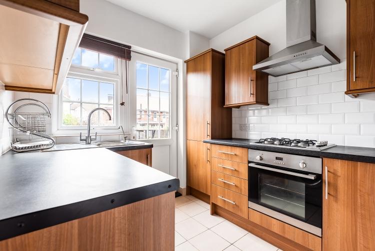 Godley Road Earlsfield SW18 2 bed flat £1,750 pcm (£404 pw)