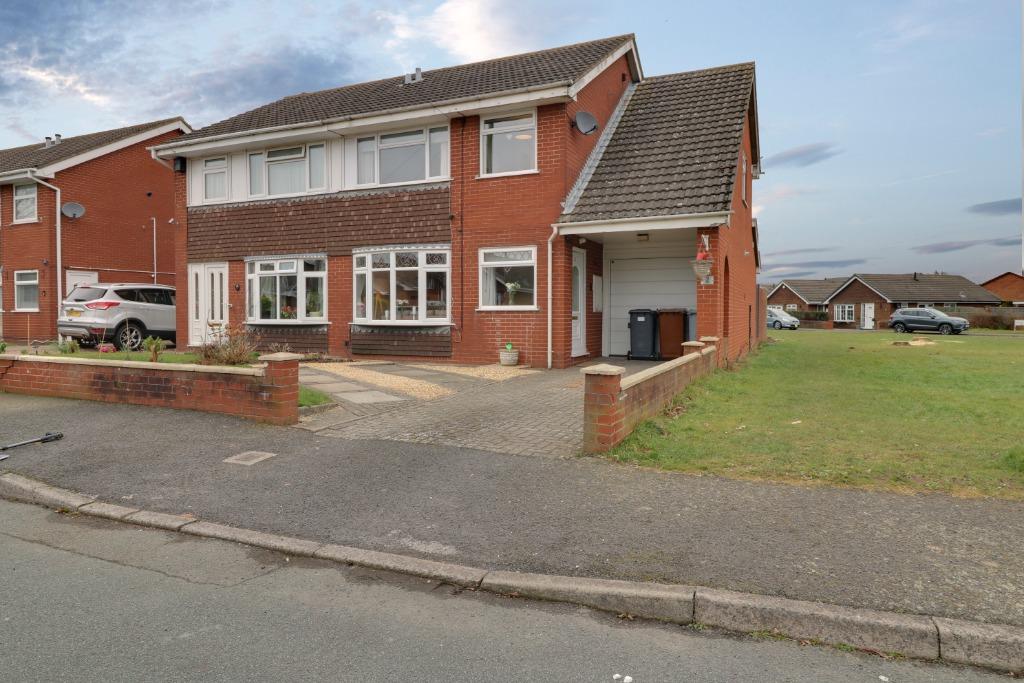 Gowy Close, Elworth, Sandbach, CW11 4 bed semidetached house £240,000