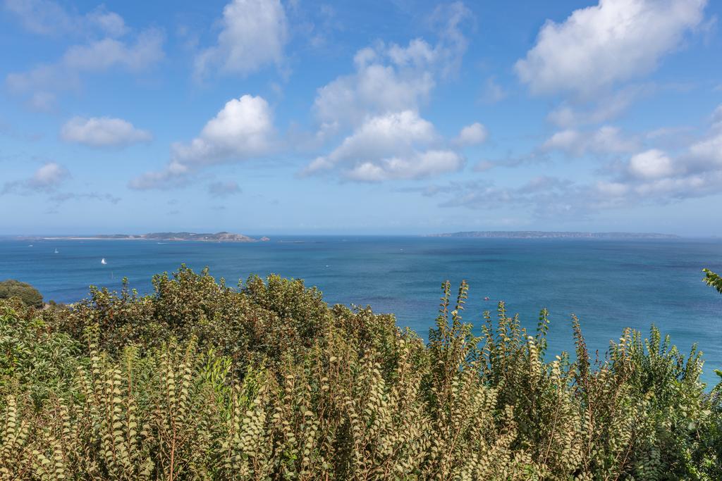 Calais Road, St. Martin, Guernsey 3 bed detached house £3,000 pcm (£