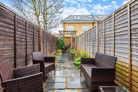 13 Avarn Road, London, SW17 9HB