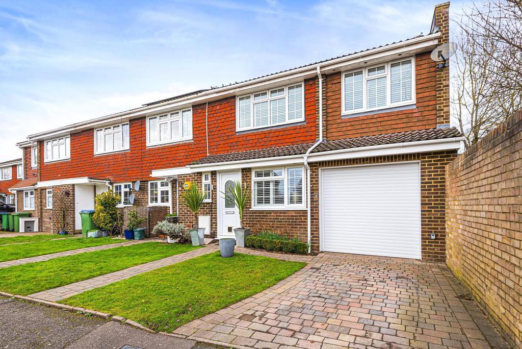 Mayfield Close, WaltonOnThames, KT12 4 bed end of terrace house £