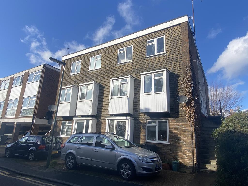 Drummond Road, Guildford, GU1 2 bed £1,400 pcm (£323 pw)