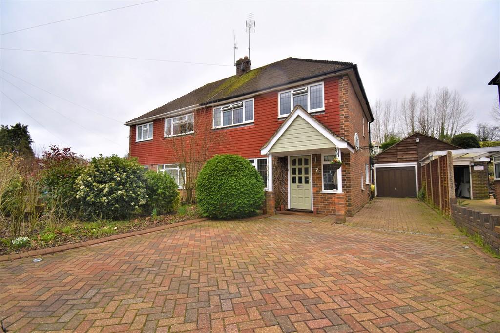 Boxalls Grove, Aldershot 3 bed semidetached house £450,000