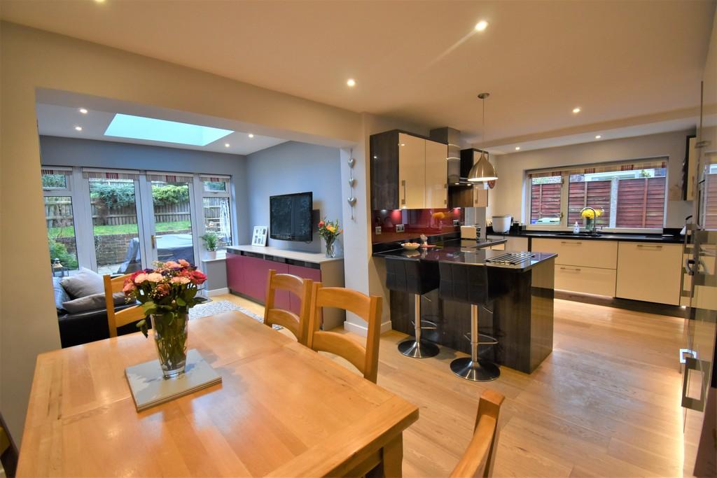 Boxalls Grove, Aldershot 3 bed semidetached house £450,000