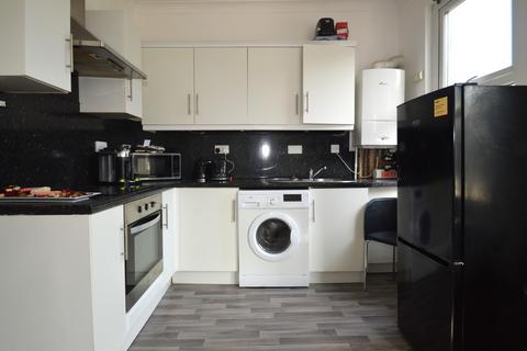 2 bedroom flat to rent, Eglinton Hill, London