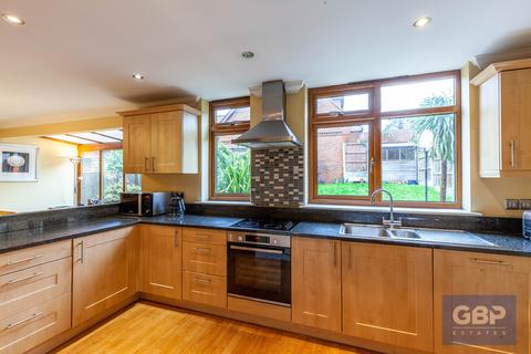 2 Acorn Close, Romford, RM1 4GJ