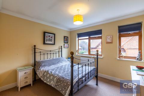 2 Acorn Close, Romford, RM1 4GJ