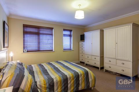 2 Acorn Close, Romford, RM1 4GJ