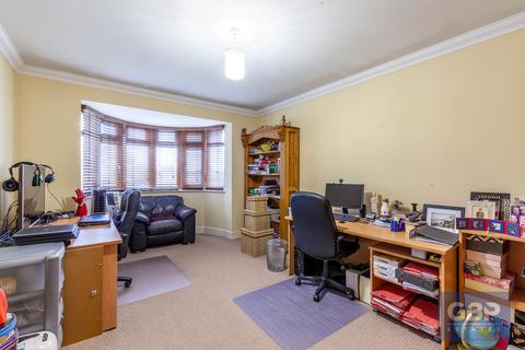 2 Acorn Close, Romford, RM1 4GJ