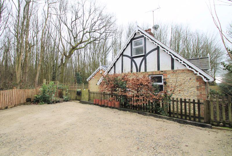 Hawkinge, Folkestone 3 bed detached house £460,000
