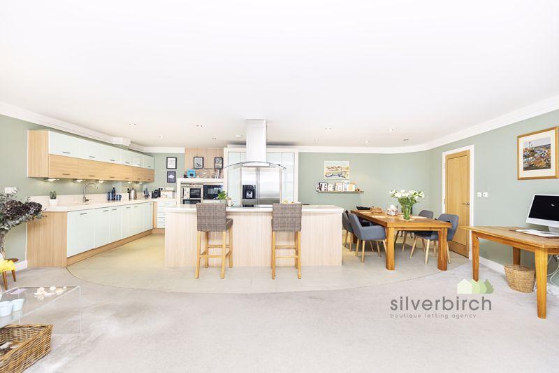 Shore Road, Poole 3 bed apartment £3,500 pcm (£808 pw)