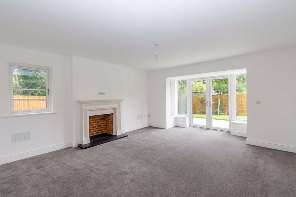 School Hill, Wrecclesham, Farnham 4 bed detached house £955,000