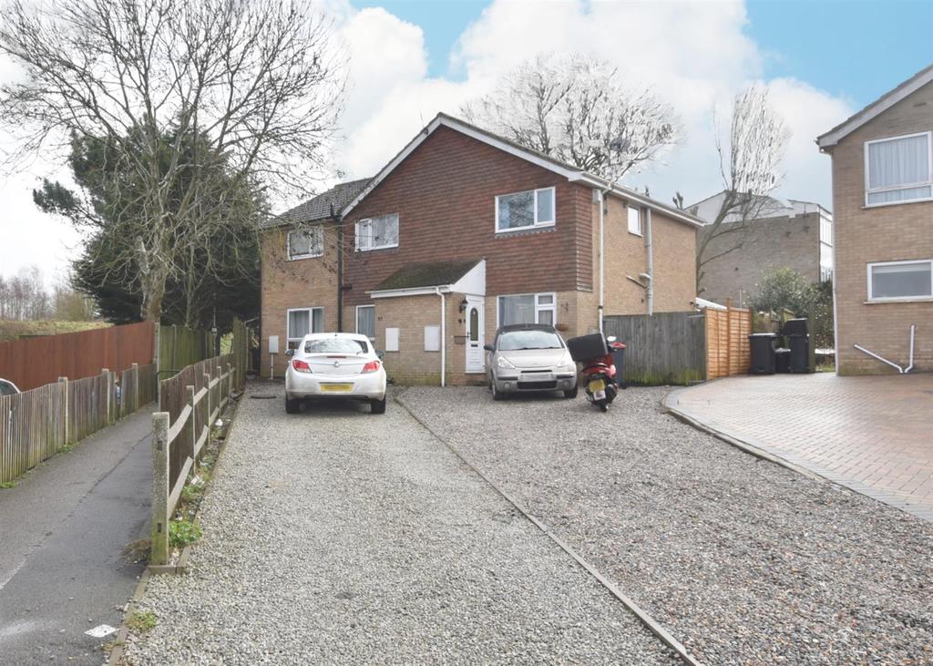 Field Avenue, Canterbury 2 bed house £220,000