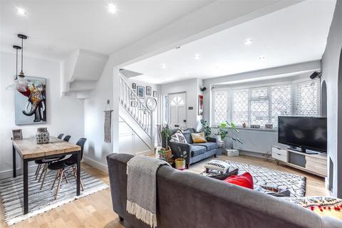 7 Delcombe Avenue, Worcester Park, KT4 8NY