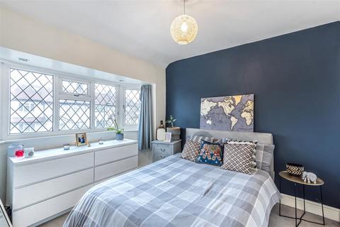 7 Delcombe Avenue, Worcester Park, KT4 8NY