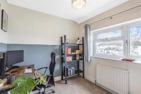 7 Delcombe Avenue, Worcester Park, KT4 8NY