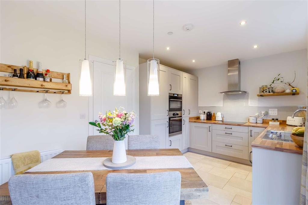 Great Spring Road, Sudbrook, Caldicot, Monmouthshire, NP26 3 bed semidetached house £270,000