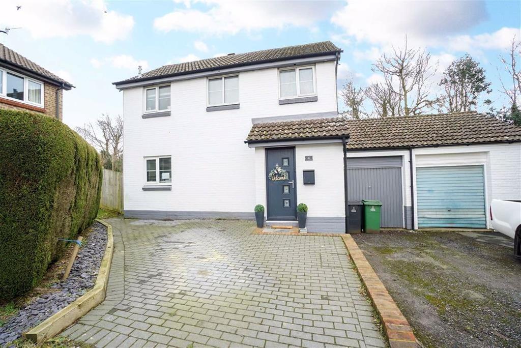 De Chardin Drive, Hastings, East Sussex 3 bed detached house £345,000