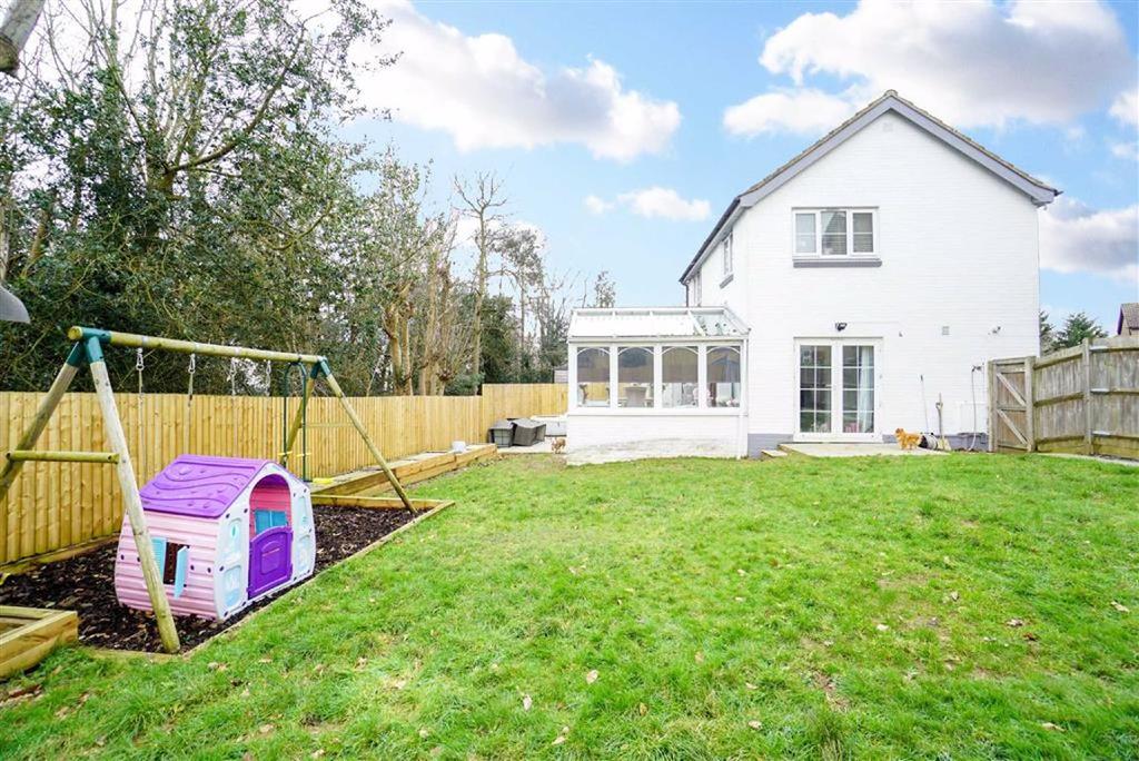 De Chardin Drive, Hastings, East Sussex 3 bed detached house £345,000