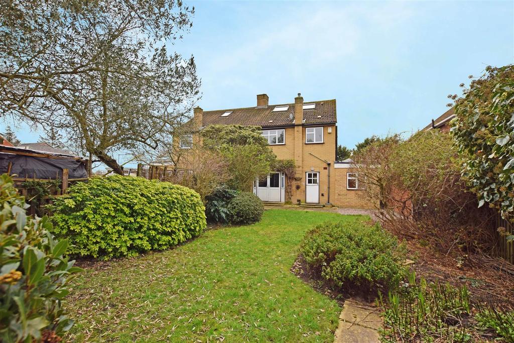 Buckingham Road, Hampton 4 bed semidetached house £650,000