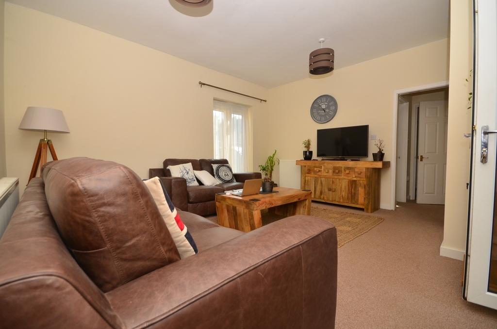 Elm Avenue Chattenden ME3 2 bed detached bungalow £1,000 pcm (£231 pw)