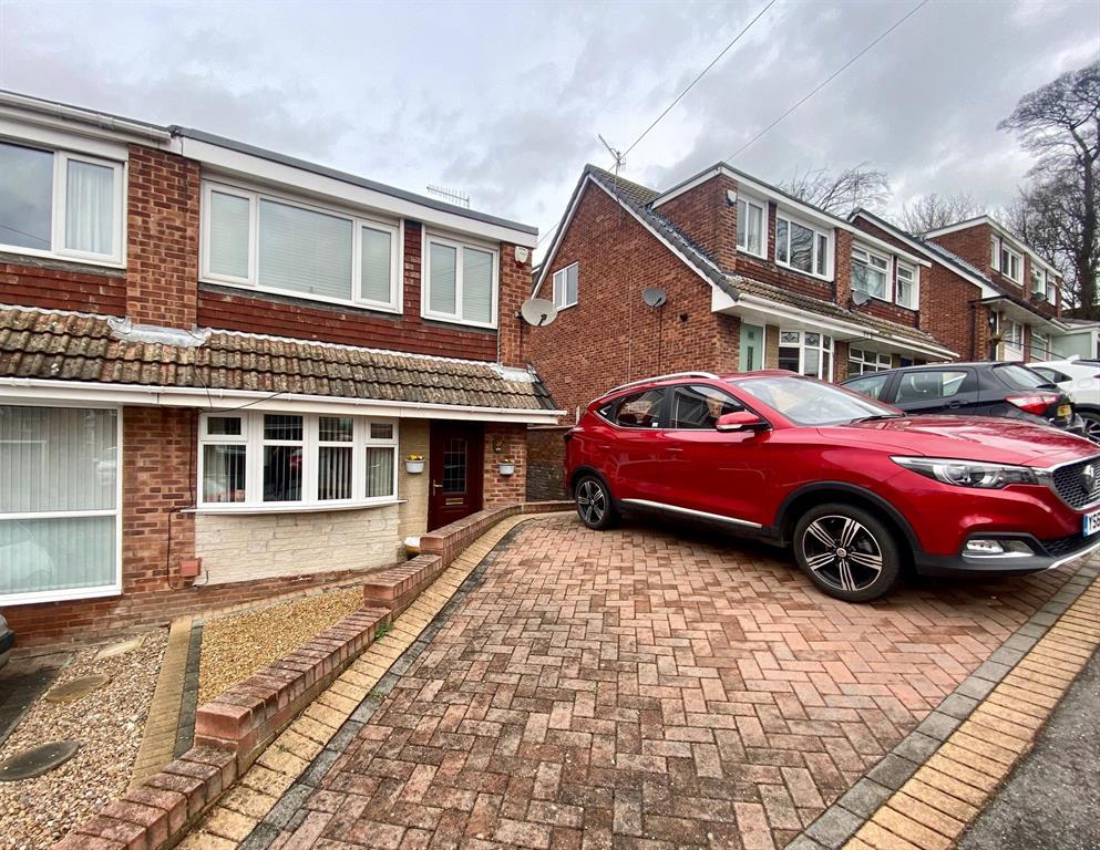 Glenwood Crescent, Chapeltown, Sheffield, S35 1YU 3 bed semidetached