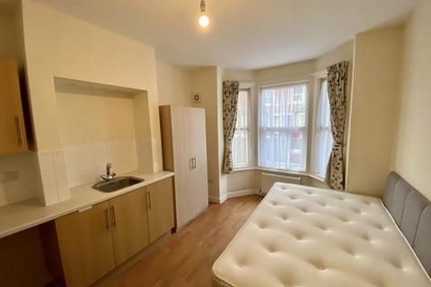 1 bedroom in a house share to rent, Grange Avenue,  Reading,  RG6