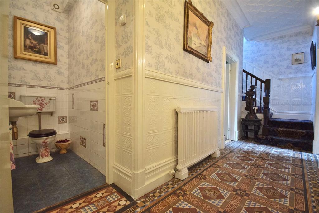 Hallway / W.C