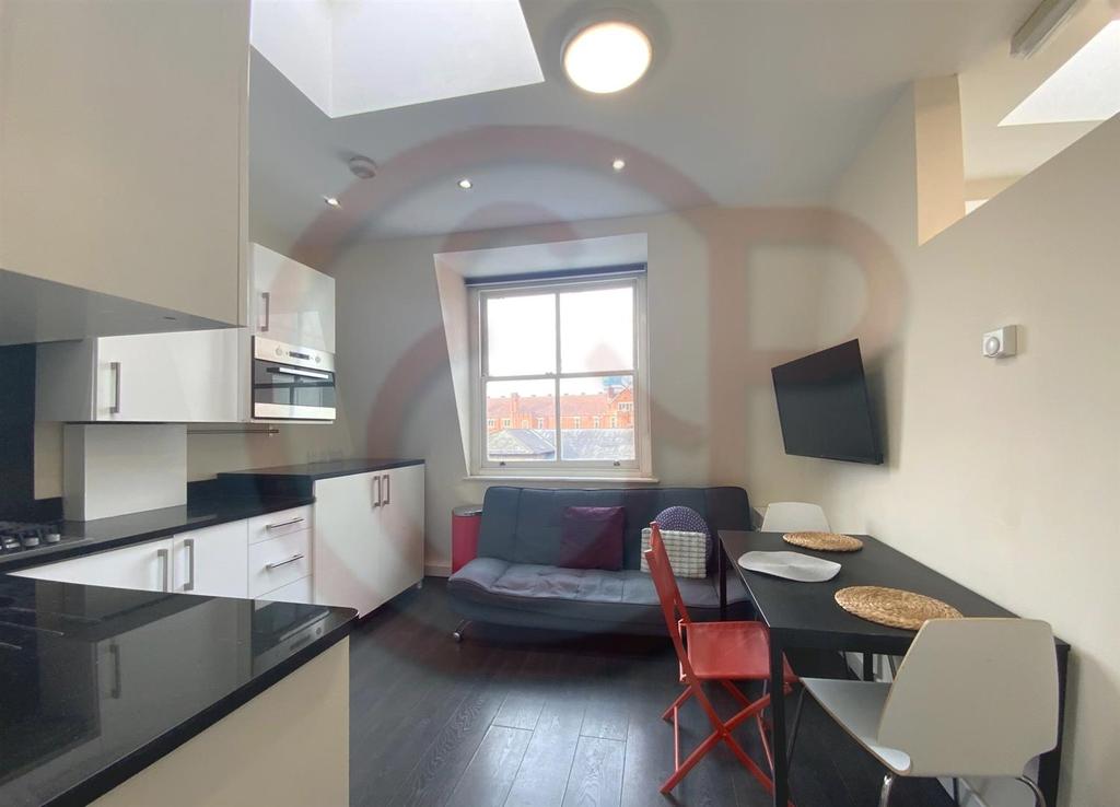 Wolverton Gardens, Hammersmith, W6 2 bed flat £1,499 pcm (£346 pw)