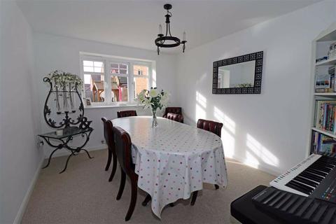 9 Jonson Avenue, Warwick, CV34 6PG