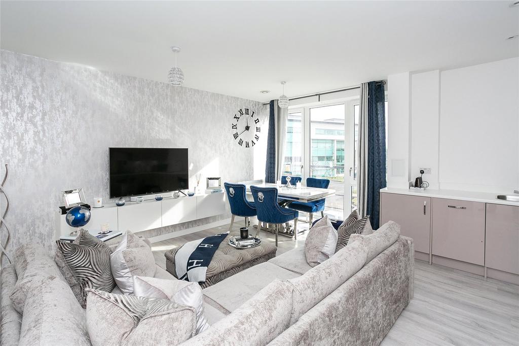 Bateson Drive, Leavesden, Watford... 2 bed apartment £300,000