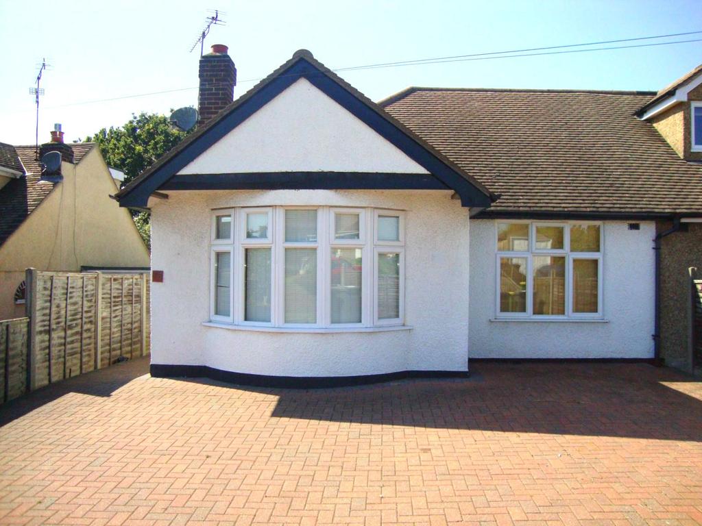 Cotswold Avenue, Rayleigh, Essex, SS6 2 bed semidetached bungalow £