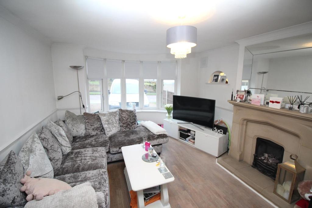 Cotswold Avenue, Rayleigh, Essex, SS6 2 bed semidetached bungalow £