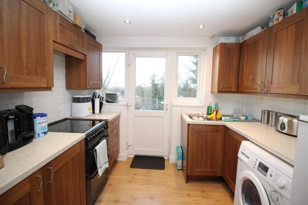 Cotswold Avenue, Rayleigh, Essex, SS6 2 bed semidetached bungalow £