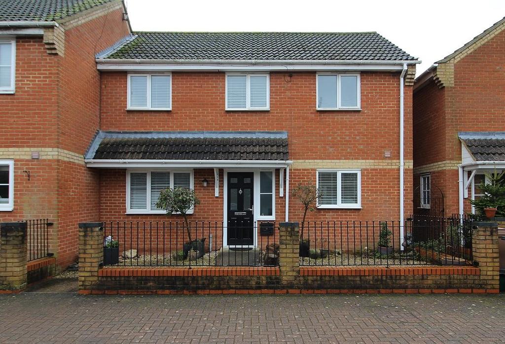 Rutland Road, Chelmsford, Essex, CM1 3 bed end of terrace house - £425,000